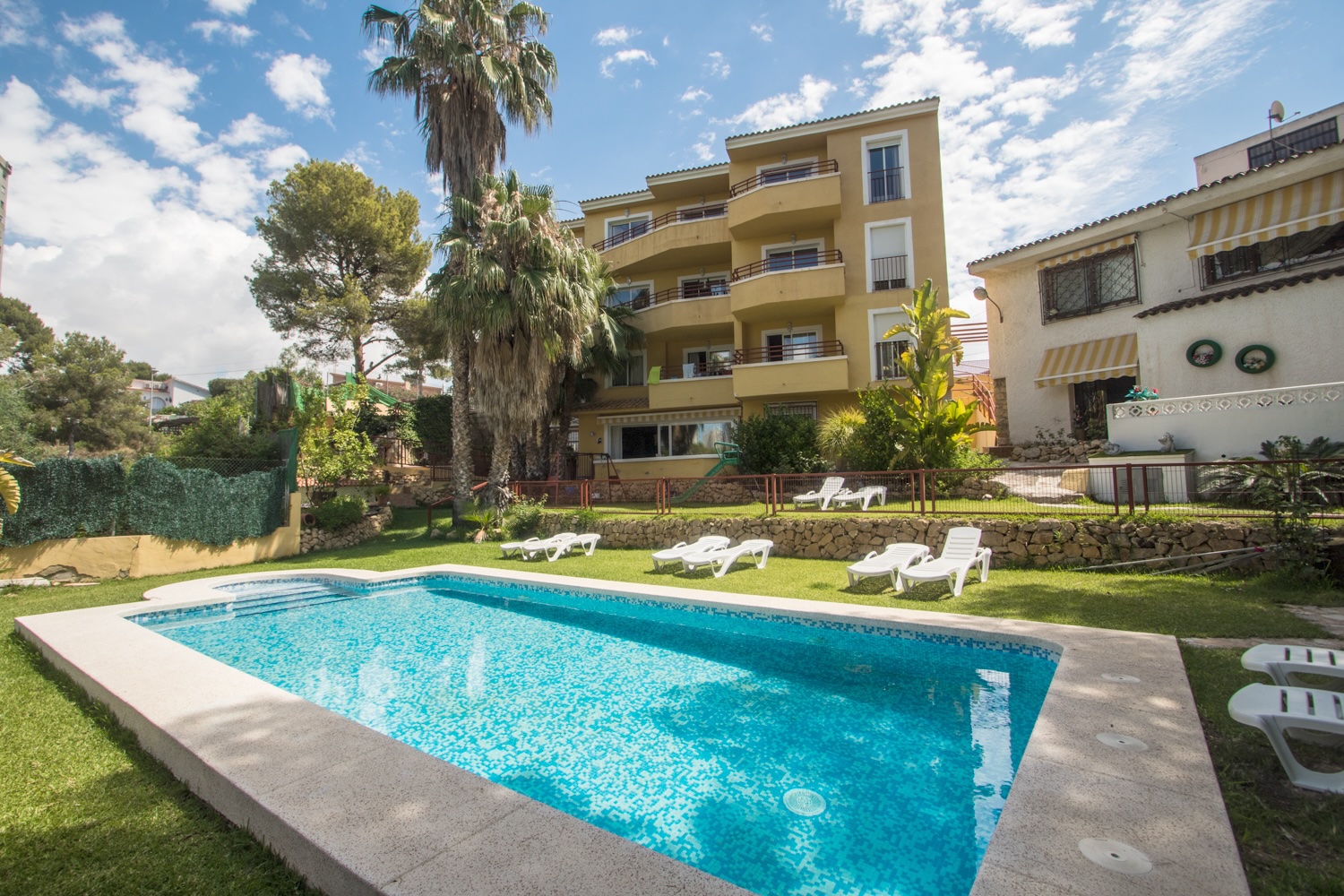 Vista exterior y piscina